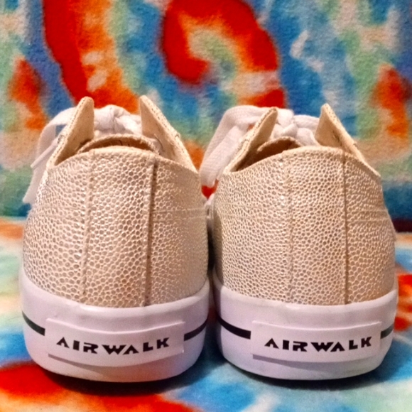 Airwalk women's size 8.5 iridescent sneakers. - Picture 4 of 11